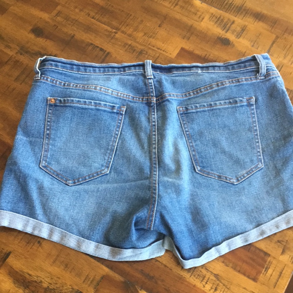 THREE PAIR OF OLD NAVY JEAN SHORTS 🩳 - Picture 12 of 13